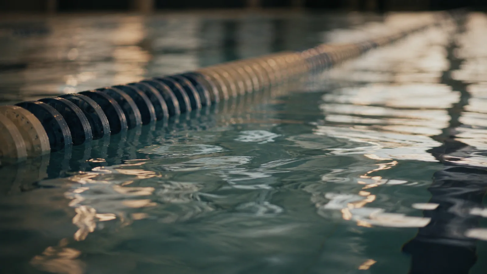 プールのレーンロープと水面